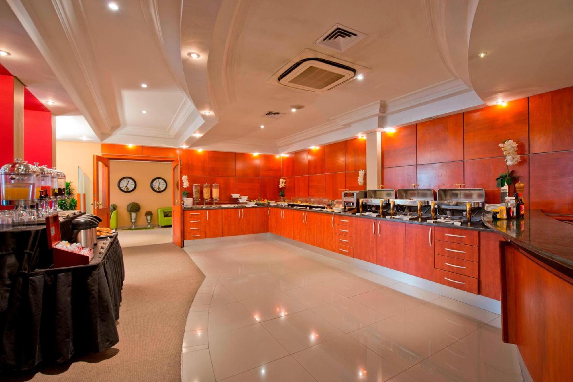 Protea Hotel By Marriott Windhoek Furstenhof מראה חיצוני תמונה